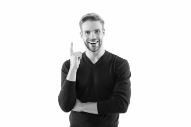 Adam mor bir kazak giyiyor. Mutlu ve ilham verici bir adam. Ne giyeceğime karar verdim. Kendi stilistin. Beyaz bir kazak giymişti. Erkek güzellik portresi. Çekici yakışıklı.