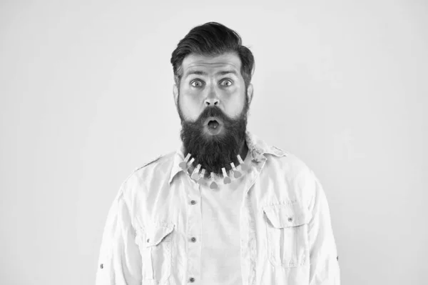 Pas du tout. Homme stressé avec une grande barbe tenue ensemble avec beaucoup de pinces à linge. Concept choquant et surprenant. Incroyable expression du visage. Visage masculin barbu près. Beau visage. Cheveux du visage — Photo