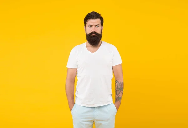 Brutal skäggig man med gul bakgrund. manligt sommarmode. mogen hipster har perfekt mustasch. En seriös kille. Manlig frisörvård. få stil i frisersalongen. ljust liv — Stockfoto