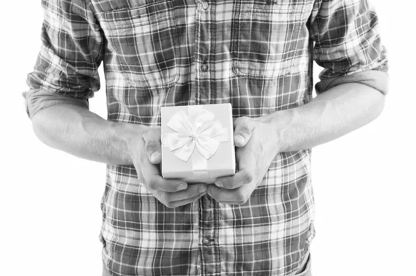 Envuelve la caja perfecta. Caja de regalo en manos masculinas. Caja regalo envuelta con lazo. Papel de envolver. Día de boxeo. Bono y recompensa. Sorteo. Compras de recuerdos. Una tienda novedosa. Empaque su regalo en caja — Foto de Stock