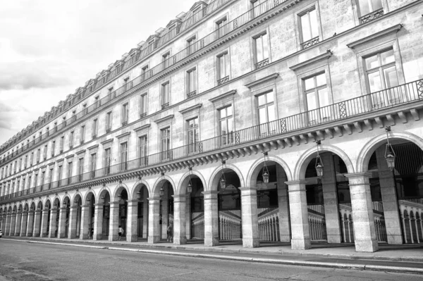 Klasik tarzda yapılandırılmış. Kemer şekilli saray. Paris Fransa 'daki eski bina. Mimarlık ve yapı. Dış görünüş. Mimari tarzda. Tarihi eser turu ve gezi — Stok fotoğraf
