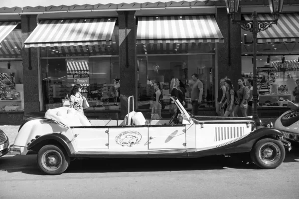 Prága, Csehország - június 03, 2017: vintage car cabrio replica park at street. Városnézés. Látva a város nevezetességeit. Felfedezés és kaland. Turnézás és utazás. Egynapos kirándulás — Stock Fotó