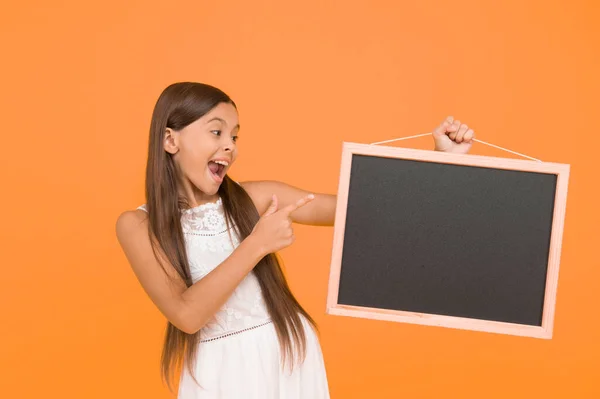 Joyeux sourire fille tenir tableau noir. Petit garçon avec tableau blanc. Publicité promotion copie espace. Bonne nouvelle pour vous. Tableau pour information. Tableau noir vierge. Quelque chose que vous devez savoir — Photo