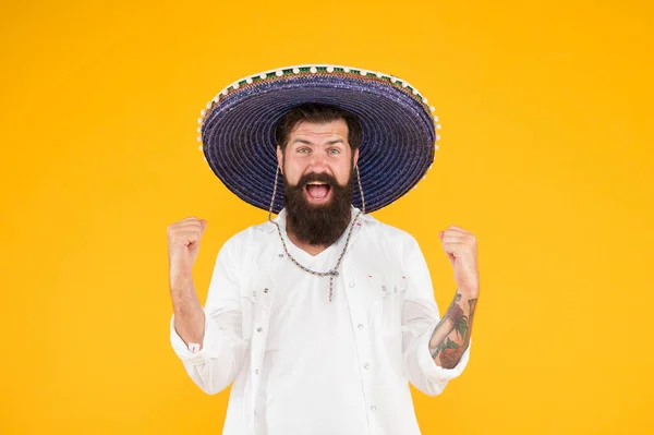 Gelukkige brutale man viert fiesta. Hij draagt poncho. Een sombrero feestbeest. Man met Mexicaanse sombrero hoed. vakantie concept in het resort in Mexico. hipster met baard zien er feestelijk uit in sombrero. Totaal vrij — Stockfoto