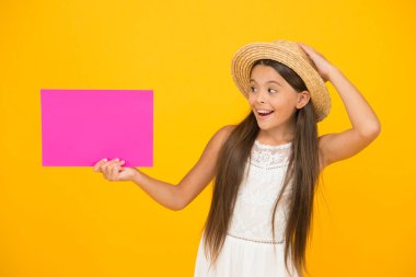 Kültürel bir etkinlik. Yaratıcı bir etkinlik. Ben çizdim. Sanat Sergisi. Galeri ya da müze. Reklam konsepti. Turizmi destekliyorum. Yaz satışları. Mutlu kızda poster fotokopisi var. Tatil zamanı. Kız hasır şapka