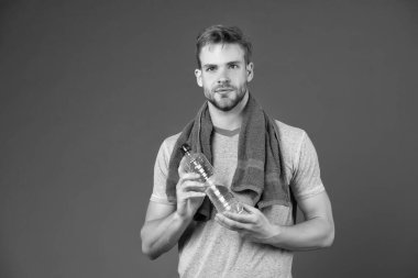 Susamış adam. Sporcu şişesi. Vücut sıvısı. Harika bir egzersizden sonra vitamin içeceğini tazeliyorum. Erkek atletik tutucu su şişesi. Yakışıklı sporcu su içer. Su dengesi. Daha iyi bir yaşam için spor