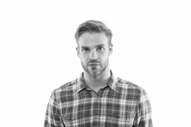 Doğal olarak yakışıklı görünüyor. Tıraşsız yüzlü yakışıklı bir adam beyazda soyutlanmış. Yakışıklı bir delikanlıya benziyor. Erkekler tımar ediliyor. Cilt bakımı. Sıradan moda tarzı. Yakışıklı ve çekici.