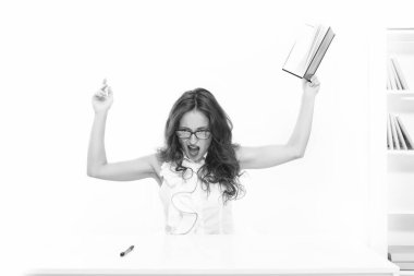 Ne haltlar dönüyor burada? Ofiste çok çalışan bir iş kadını. Kırmızı dudaklı seksi bayan. Yorgun kadın çıldırdı. Zeki öğretmen yorgun. Tükenmiş konsept. Duygusal çöküntü. Yanık sıklığı