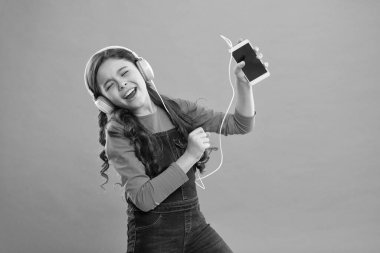 Müzik uygulaması. Bedavaya en iyi müzik uygulamaları. Mükemmel sesin tadını çıkar. Kız çocuk müzik dinler modern kulaklıklar ve akıllı telefon. Bedavaya dinle. Üyelik kanalı. Müzik konseptinin tadını