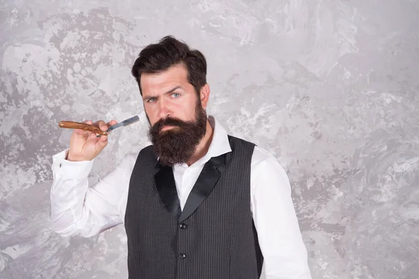 Brutal hairstylist in barbershop. Bearded mature man works at barbershop. Retro razor. Safety grip that does not slip. Classic shave. Bearded man hold vintage razor. Shaving with straight razor — Stock Photo, Image