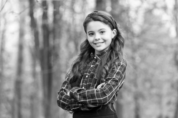 Ik ben al in de mode. Gelukkig kind houdt armen gekruist buiten. Fashion look van Vogue model. Klein meisje draagt schooluniform. Terug naar school mode. Kindergarderobe. Mode en stijl — Stockfoto