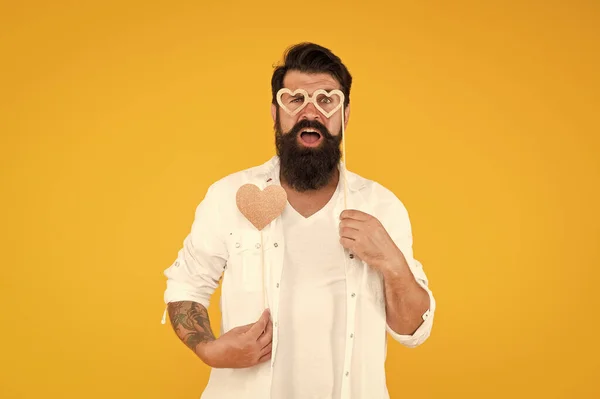 Hipster με μικρή καρδιά. Θετικές δονήσεις. Ρομαντική διάθεση. Ευτυχισμένη ημέρα του Αγίου Βαλεντίνου. Γενειοφόρος που κρατάει την καρδιά του. Valentine άνθρωπος με σχήμα καρδιάς κάρτα. Ξεκίνα το πάρτι. Εκφράζοντας την αγάπη. Έννοια υγειονομικής περίθαλψης — Φωτογραφία Αρχείου