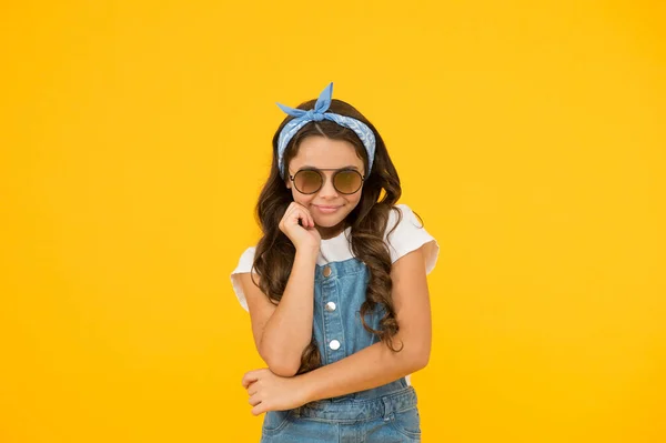 Pin-up-Kind. Glücklicher Kindertag. fröhliche Vintage-Mädchen auf gelbem Hintergrund. wenig Schönheit beim Friseur. lieben ihren Retro-Mode-Stil. Sommerferien. Sommerschlussverkauf — Stockfoto