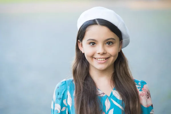 Icono de la moda francesa. Niño feliz llevar boina francesa de fondo gris. Mirada francesa de niña. Niño pequeño en estilo francés. Moda y estilo. Todo lo que necesitas es un cambio —  Fotos de Stock