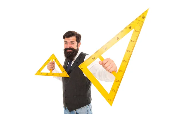 三角形とは？。髭を生やした男は白い三角形を持つ。学校の先生は幾何学的な三角形で笑顔。幾何学の授業。数学を学ぶ。三角形と三角形 — ストック写真