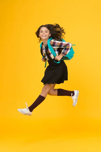 Entrez dans la prochaine année académique. La vie scolaire quotidienne. Inspiré pour étudier. Mode adolescente. Écolière vêtements modernes avec sac à dos mignon. Accessoire de mode sac à dos. Fille joyeuse visage porter sac à dos — Photo