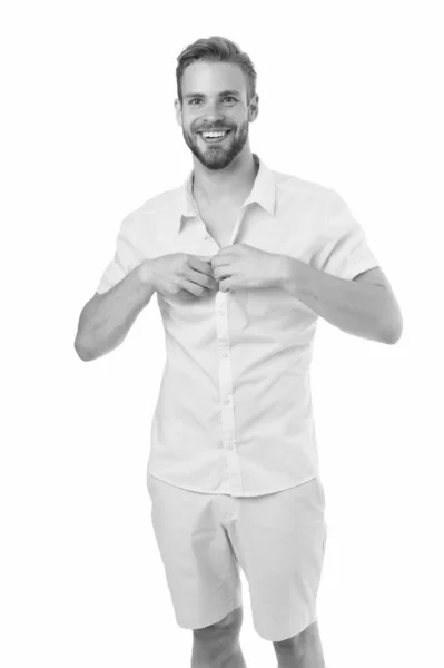 Kleedkamer. Aantrekkelijke man die zijn shirt uitdoet. Vertrouwen in zijn aantrekkingskracht. Baard man casual stijl. Mooi macho mode model. Sexy macho winkelkleding. Hete dag. Warmte seizoen. Moderne mode — Stockfoto