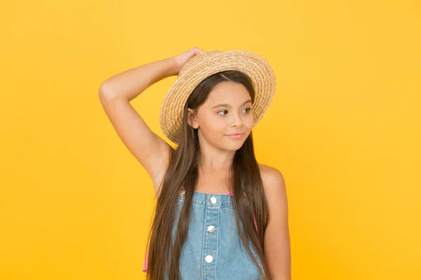 Une tenue chic. Mode d'été. Vacances d'été. Fille habillée à la mode. J'aime les vacances. Bonnes vibrations. Style plage. Beauté dans le chapeau. Portrait de heureuse fille gaie en chapeau d'été fond jaune — Photo