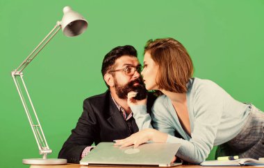 Öğretmenle flört etmek. Öğrenci şehvetli seksi kız ve deneyimli öğretmen. Seksi öğrenci. Dijital olarak çalışıyorum. Olgun bir öğretmen ve çekici bir kadın. Yasak ilişkiler kavramı. Özel ders