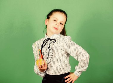 Eğitici deney. Kimya eğlencesi. Renkli kimyasal sıvıları olan liseli kız. Kimyayla eğleniyorum. Eğitim konsepti. Güvenlik önlemleri. Küçük çocuklar ders çalışır. Kimya dersi. İçgörü ve icat