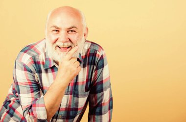 Kareli gömlekli olgun sakallı adam. pozitif duygular. Mutlu yaşlı büyükbaba. Büyükbabam emekliye ayrıldı. Berber ve kuaför salonu. Erkek modası. Gri sakallı mutlu son sınıf öğrencisi. Boşluğu kopyala