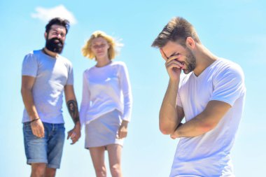 Acı çekmek için sebep. Kıskanç eş. Kıskançlığı olumsuz etkiliyor. Aile psikolojisi. İlişki hedefleri. İnsan ilişkilerinde hayal kırıklığına uğradım. Ayrılın. Aşk üçgeni. Kıskançlık hissi. İhanet ve boşanma