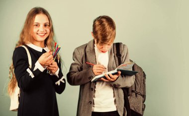 Ev ödevinde yardıma ihtiyacı var. Küçük çocuklar ödevlerini yaparlar. Küçük kız ve oğlanın elinde kalem ve ödev günlüğü var. Okul ödevi kulübü. Eğitim ve öğrenim