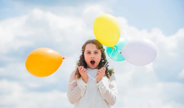 Hari anak-anak internasional. Anak yang bahagia dengan balon udara berwarna-warni di atas latar langit biru. Mengekspresikan emosi positif. hanya bersenang-senang. kebebasan. Liburan musim panas perayaan — Stok Foto