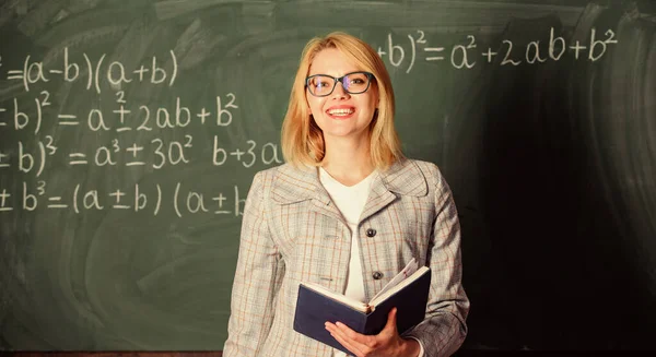 Effective teaching involve prioritizing knowledge and skills. Effective teaching involve acquiring relevant knowledge. Woman teaching near chalkboard in classroom. Qualities that make good teacher — Stock Photo, Image