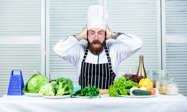 Vegetarisk sallad med färska grönsaker. Hälsosam mat. Gammal hipster med skägg. Kulinariska rätter. Vitamin. Ekologisk kost. Chockad skäggig man. Kockrecept. Nyanlända — Stockfoto