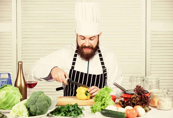 Homem mestre chef ou comida culinária amadora. Faca afiada cortando vegetais. De acordo com a receita. Prepare o ingrediente para cozinhar. Útil para quantidade significativa de métodos de cozimento. Processos básicos de cozimento — Fotografia de Stock