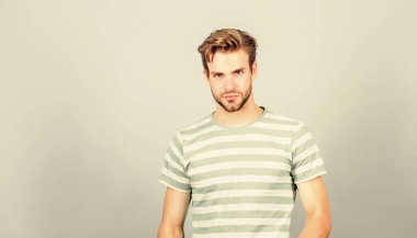 Kusursuz tarzına güveniyor. Erkek modası ve güzellik. Mükemmel kaslı adam görünüşü. Moda tişörtlü adam. Erkek manken. Yaz modası. Tıraşsız öğrenci. Gündelik stilde seksi maço