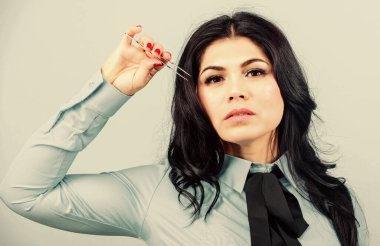 Güzellik uzmanı. Kalıcı makyaj. Kaş Düzeltme. Kirpik uzatma prosedürü. Güzel kadın kirpik ustası cımbız tutuyor. Kirpik çıkarma prosedürü. Cımbız ustası çalışıyor.