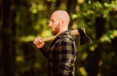 Kel oduncu işçi. Ranço 'da yaşıyor. Erkeklik kavramı. Sakallı hippi ağacı kesti. Erkek damalı gömlek balta kullanıyor. Ormanda vahşi ve çekici bir erkek. Güç ve güç. Oduncu baltayı taşır