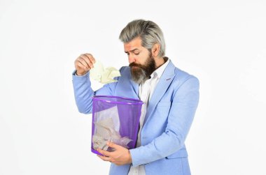 Nerede o? Adam geri dönüşüm kutusunu tutuyor. Bu kağıt atık kağıtlarla çöpe gidecek. Gezegenimizi kurtar. Olgun erkek sekreter kayıp belgeyi arıyor. İş ofisi. Kağıdı çöpe atmak...