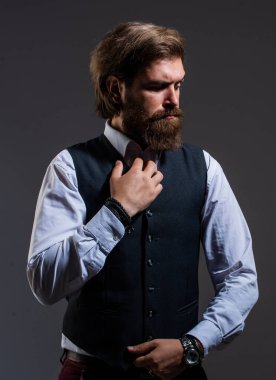 Sadece en iyisi ol. Erkek güzellik ve moda. Mükemmel sakallı ve bıyıklı acımasız bir iş adamı. Yelek giyen gerçek patron. Olgun sakallı adam. Güven ve karizma. Yakışıklı adam ofis kıyafeti giyiyor.