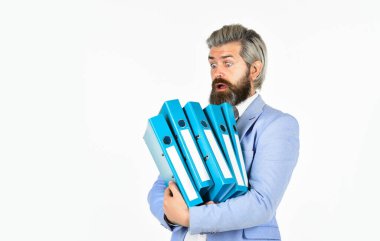 Maaşın varsa fazla mesai yapmak zorunda mısın? Teslim tarihi konsepti. Proje müdürü. Proje yöneticisi. Adam bir sürü dosya taşıyor. Belgelerle çalış. Arşivleri ara. Evrak işleri. Proje belgeleri