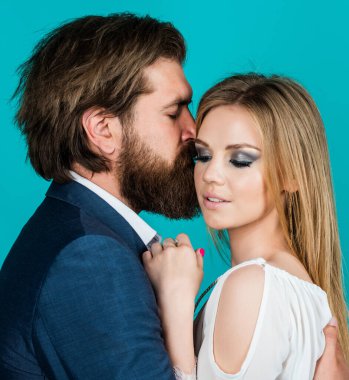 Neşeli bir çift. Erkek öpüşen kadın randevusu. Birlikte vakit geçirmek. Romantik ilişkiler ve aile bağları. Şefkatli ve mutlu. Romantizm. arzularını ifade et. Aşık zarif bir çift. Güzel bir çiftin tarihi.