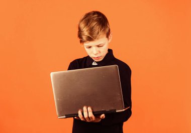 Bilgi ve iletişim teknolojisi. Küçük çocuk okulda bilgi öğreniyor. Küçük çocuk dizüstü bilgisayar kullanıyor. Bilgi ve bilgisayarın temelleri. Çevrimiçi kurslar. Bilgi Bilimleri Okulu