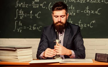 Başarıya giden yolda. Öğretmen mikroskopla çalışıyor. Bilim konsepti. Mikroskop geçmişi olan bir bilim adamı. Mikro dünyayı keşfetmek. Bilimsel proje. Laboratuvardaki bilim adamı. Keşfeden bilim adamı