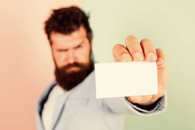 Berber dükkanı konsepti. En iyi berber ustası. Beyefendiler için berber dükkanı. Vahşi güzellik. Ciddi sakallı adam kartviziti. kopyalama alanı. Kendinden emin bir iş adamı. Boş bir kağıt parçası. seçici odak