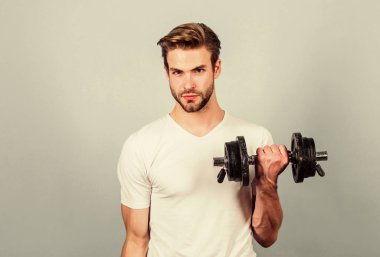 Güçlü kaslar ve güç. Halter kaldıran adam. Spor salonunda antrenman. Spor gereçleri. Sporcu fitness adamı. Ağırlık kaldırma. Halterle çalışan bir adam. Güç ve enerji. başarı.