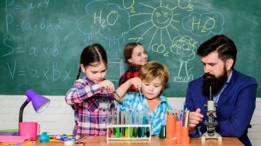 Mutlu çocuk öğretmenim. Okula dönüyorum. Laboratuvarda kimyasallarla ya da mikroskopla deney yapmak. Biyoloji eğitimi. Mikroskop. Biyoloji okulu laboratuvar ekipmanları. Parlak zekalar iş başında