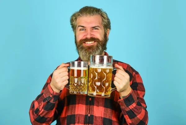 Laten we het vieren. Genieten van een glas bier in de pub. anticiperen op vers koud bier. na een zware werkdag. Drink bier aan de bar in de kroeg. ontspannen knappe man nippen heerlijk bier — Stockfoto