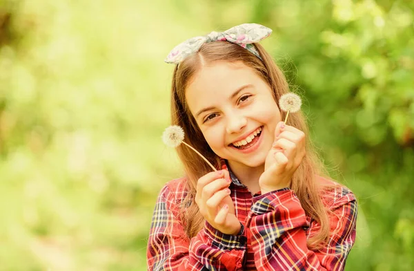 楽しんでるよ。夏が来たぞ。夏の庭の花。女の子の国素朴なスタイルのチェックシャツの性質の背景。夏の復帰を祝う。タンポポは美しく、完全な象徴です。タンポポとしての光 — ストック写真