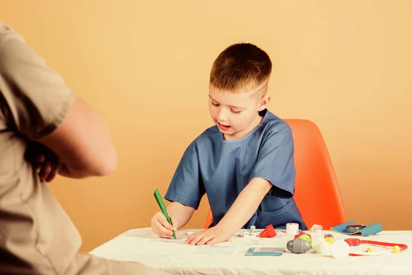 Baba oğul tıp üniforması giyiyorlar. çocukluk. Ebeveynlik. Aile doktoru. İlaç ve sağlık. Babası steteskoplu mutlu bir çocuk. Babasıyla oynayan küçük bir çocuk. Gelecekteki kariyerim. İşte buradayım. — Stok fotoğraf