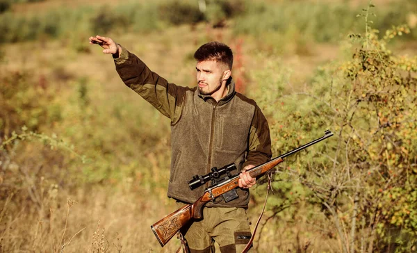 Mira ahí. Notado juego. Hombre brutal sin afeitar guardabosques fondo de la naturaleza. Permiso de caza. Caza brutal pasatiempo masculino. Temporadas de caza y captura. Barbudo cazador serio pasar tiempo libre caza —  Fotos de Stock