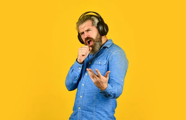 Cantante en el ensayo. Música batida. Función de cancelación de ruido. Hombre barbudo auriculares hipster escuchando música. Dj hipster. Excelente lista de reproducción de música. Hipster disfrutar de una excelente canción de sonido en los auriculares — Foto de Stock