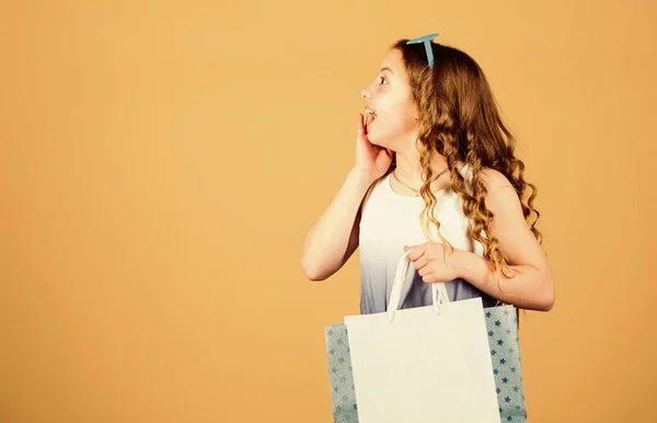 Μαύρη Παρασκευή. Έκπτωση πώλησης. Ημέρα για ψώνια. Παιδική μόδα κορίτσι γυαλιά ηλίου κρατήσει το πακέτο. Ξενάγηση στο εξωτερικό. Αγαπημένη παιδική μάρκα. Κορίτσι με τσάντα για ψώνια. Καλοκαιρινή πώληση. Αγορές και αγορές — Φωτογραφία Αρχείου
