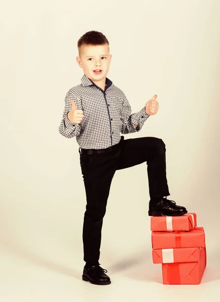 Niño pequeño con regalo de San Valentín. Fiesta de cumpleaños. Asistente de taller. Feliz infancia. Compras. Día de boxeo. Año nuevo. niño feliz con caja de regalo. Navidad. éxito empresarial. compras exitosas —  Fotos de Stock